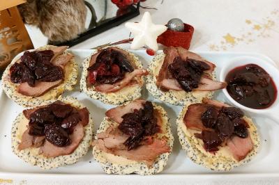 Assiette de triangles de pâte garnis d'une farce crémeuse, décorés de persil et disposés en cercle.