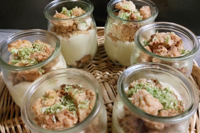 Assiette de triangles de pâte garnis d'une farce crémeuse, décorés de persil et disposés en cercle.