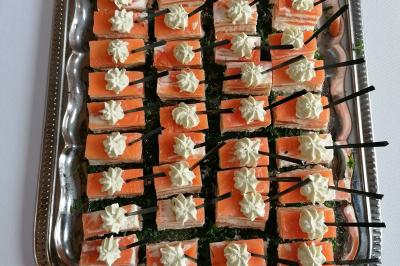 Miniature Traiteur Watten (Nord) - Le Domaine au Fil de L'eau #4 Assiette contenant du saumon fumé, crème, herbes fraîches et garnitures sur une sauce blanche.