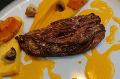 Miniature Traiteur Watten (Nord) - Le Domaine au Fil de L'eau #6 Assiette contenant du saumon fumé, crème, herbes fraîches et garnitures sur une sauce blanche.