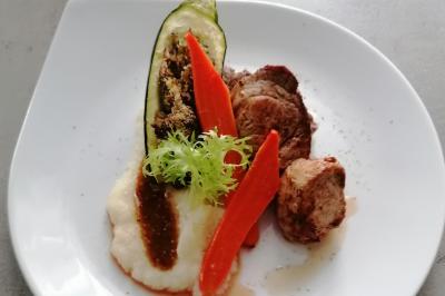 Miniature Traiteur Watten (Nord) - Le Domaine au Fil de L'eau #12 Assiette contenant du saumon fumé, crème, herbes fraîches et garnitures sur une sauce blanche.