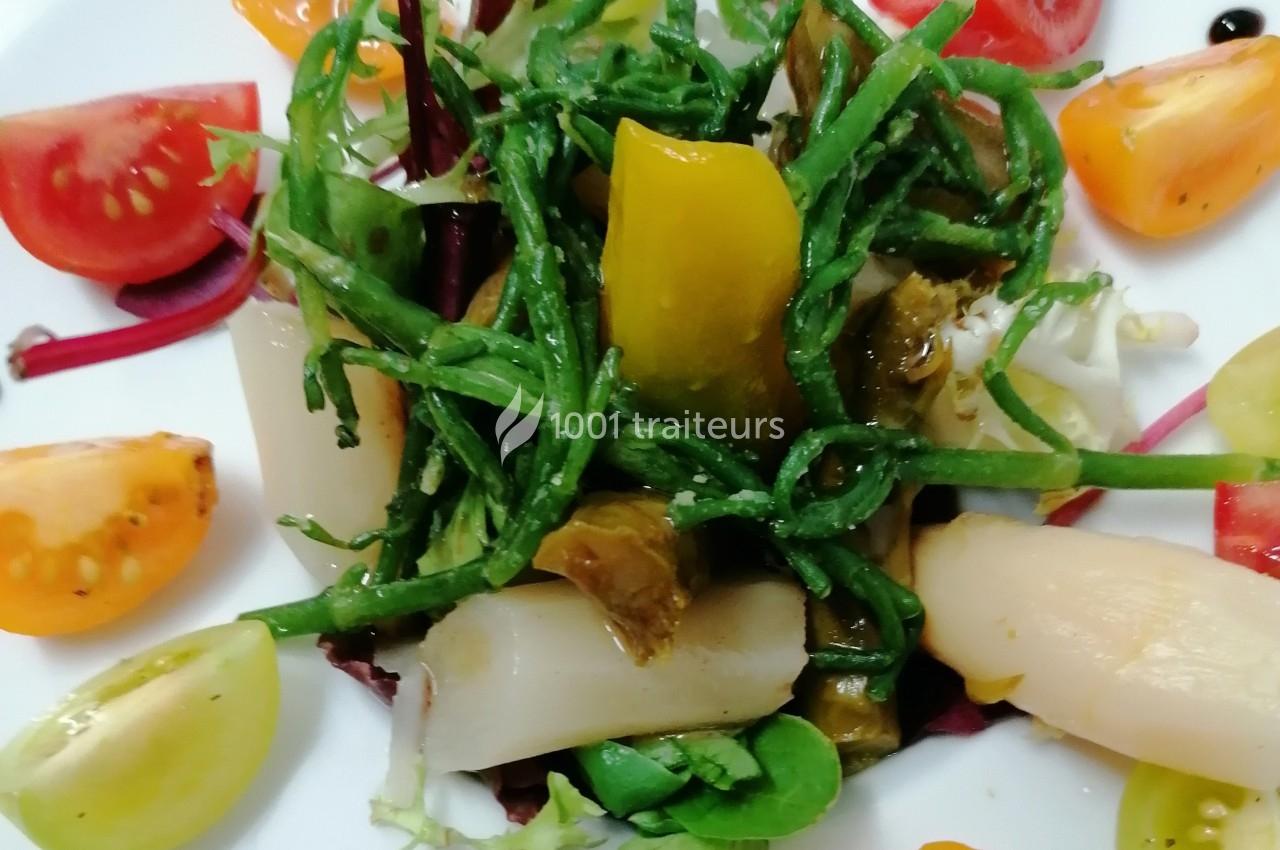 Assiette de salade colorée avec salicornes, tomates cerises variées et légumes croquants.