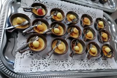 Assiette contenant du saumon fumé, crème, herbes fraîches et garnitures sur une sauce blanche.