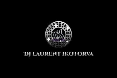 Un homme portant des écouteurs travaille sur un ordinateur portable dans un environnement faiblement éclairé.