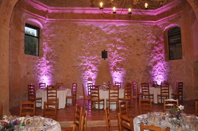 Un homme en costume est porté par une foule festive sous des guirlandes lumineuses, en extérieur de nuit.