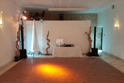 Un homme en costume est porté par une foule festive sous des guirlandes lumineuses, en extérieur de nuit.