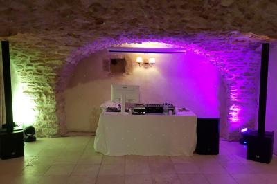 Un homme en costume est porté par une foule festive sous des guirlandes lumineuses, en extérieur de nuit.