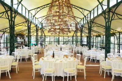 Un homme en costume est porté par une foule festive sous des guirlandes lumineuses, en extérieur de nuit.