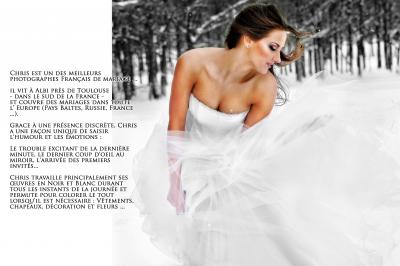 Une mariée en robe blanche regarde vers le sol, entourée d'un paysage enneigé et d'arbres en arrière-plan.