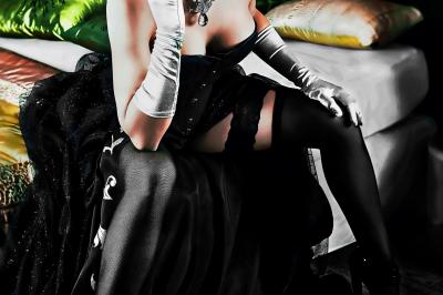 Une mariée en robe blanche regarde vers le sol, entourée d'un paysage enneigé et d'arbres en arrière-plan.