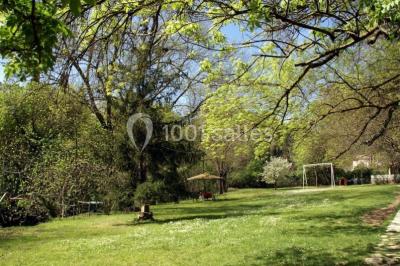 Table élégamment dressée avec chandeliers, verres, bouteilles de vin et serviettes pliées dans un cadre chaleureux.