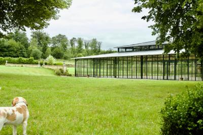 Groupe de personnes rassemblées dans un parc verdoyant lors d'un événement en plein air.