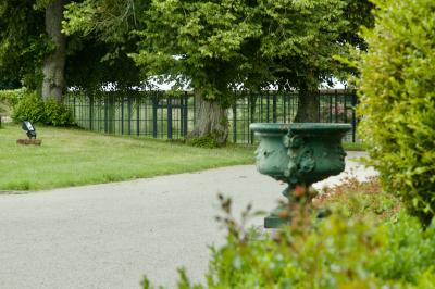 Groupe de personnes rassemblées dans un parc verdoyant lors d'un événement en plein air.