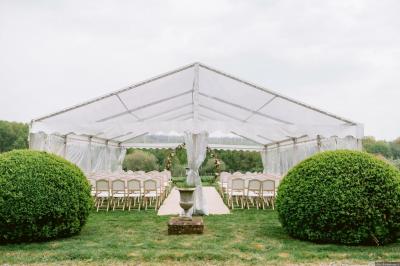 Groupe de personnes rassemblées dans un parc verdoyant lors d'un événement en plein air.