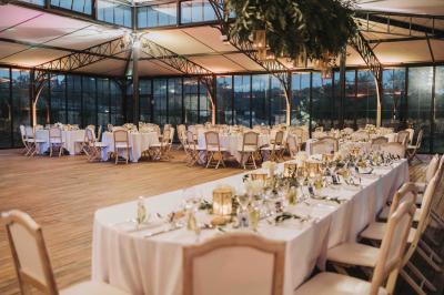 Groupe de personnes rassemblées dans un parc verdoyant lors d'un événement en plein air.