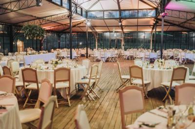 Groupe de personnes rassemblées dans un parc verdoyant lors d'un événement en plein air.