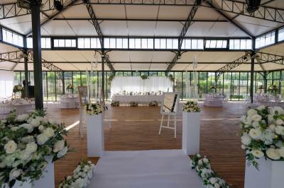 Groupe de personnes rassemblées dans un parc verdoyant lors d'un événement en plein air.
