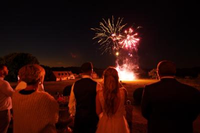 Groupe de personnes rassemblées dans un parc verdoyant lors d'un événement en plein air.
