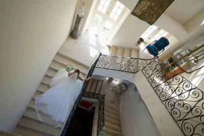Groupe de personnes rassemblées dans un parc verdoyant lors d'un événement en plein air.
