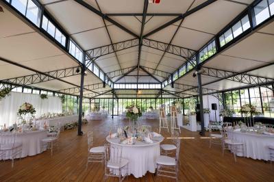 Groupe de personnes rassemblées dans un parc verdoyant lors d'un événement en plein air.