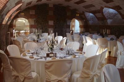 Groupe de personnes rassemblées dans un parc verdoyant lors d'un événement en plein air.