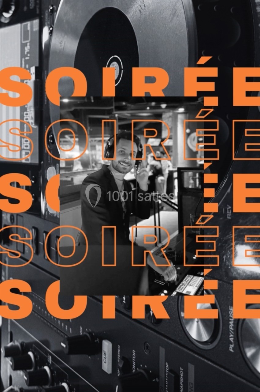 Un DJ souriant mixe de la musique sur une console, entouré d'équipements audio, avec le mot ’SOIRÉE’ répété en surimpression.
