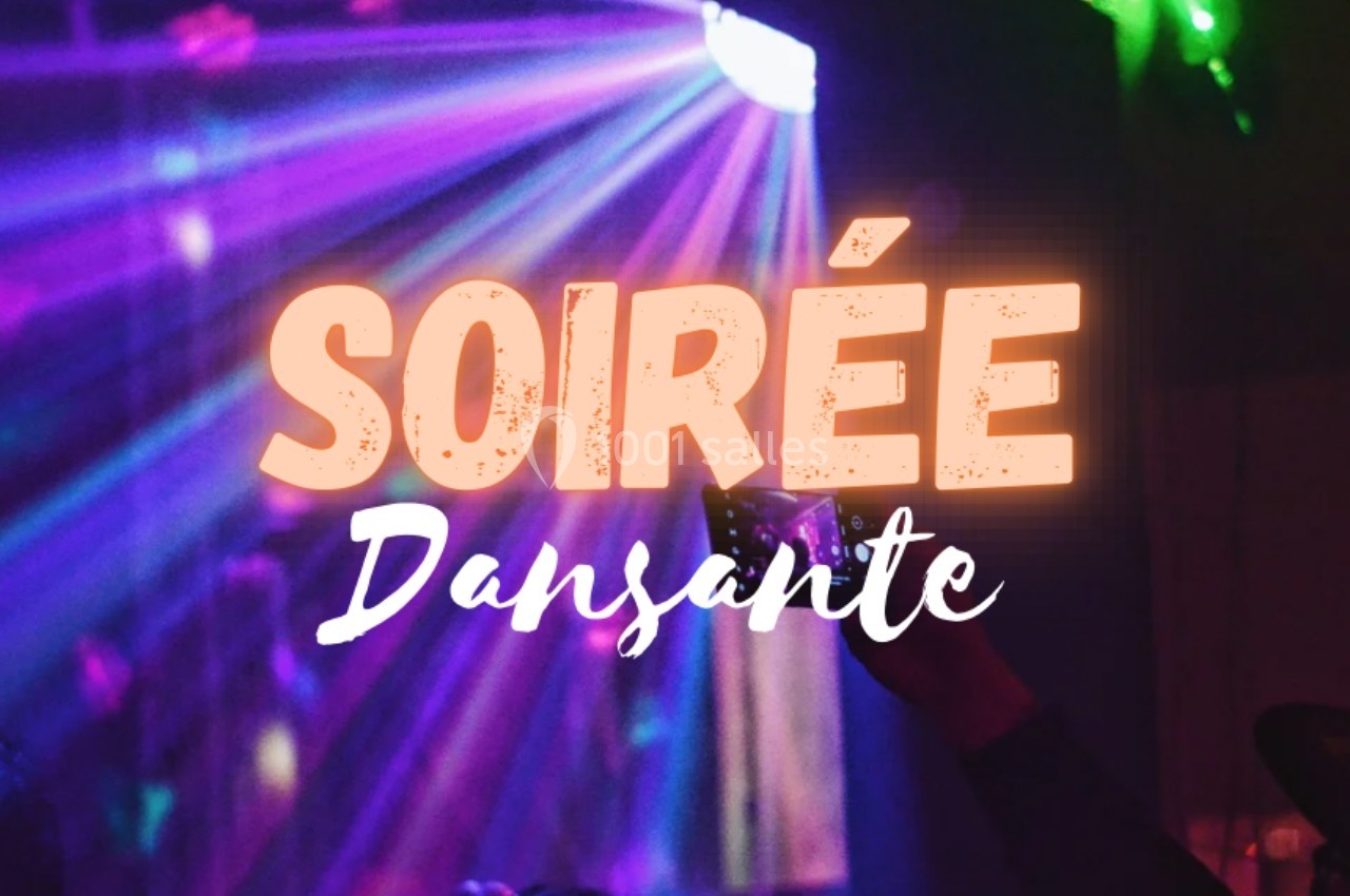 Texte alternatif : Lumières colorées et main levée dans une ambiance festive avec le texte ’Soirée dansante’.