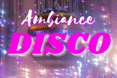 Main ajustant les réglages sur une table de mixage DJ illuminée par des lumières colorées.