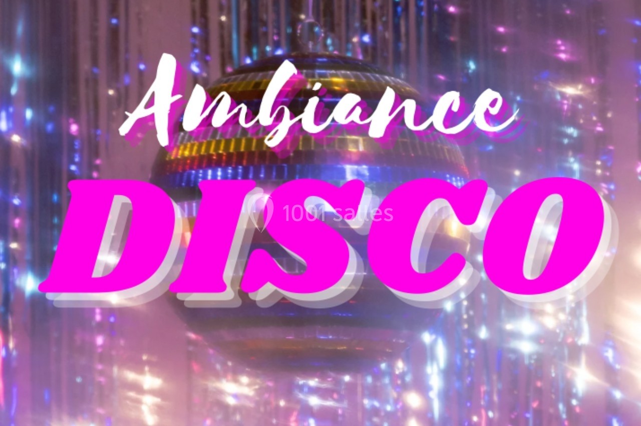 Boule à facettes dorée suspendue, entourée de rideaux scintillants et lumières colorées, avec texte ’Ambiance Disco’.