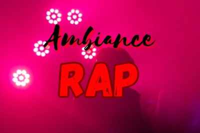 Main ajustant les réglages sur une table de mixage DJ illuminée par des lumières colorées.