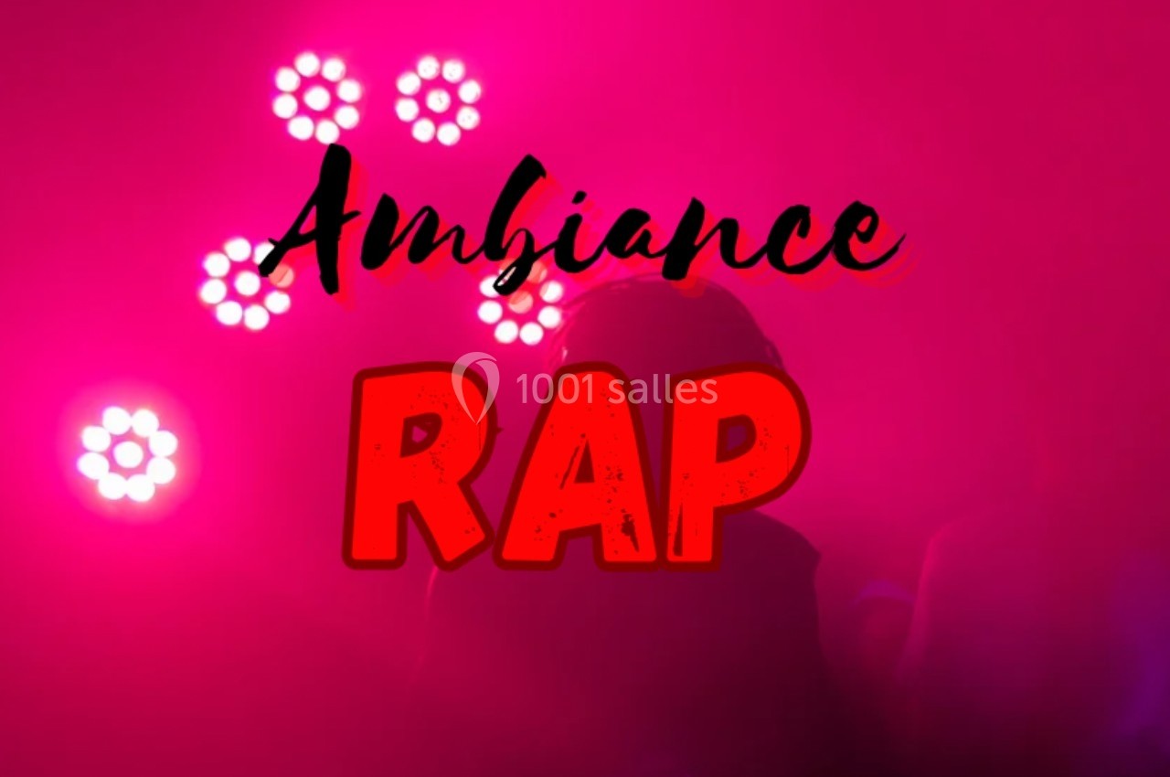Texte ’Ambiance RAP’ sur fond rose avec projecteurs lumineux et silhouette floue en arrière-plan.