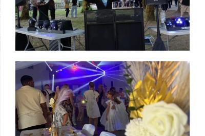 Main ajustant des réglages sur une table de mixage DJ lumineuse avec des écrans et des boutons colorés.