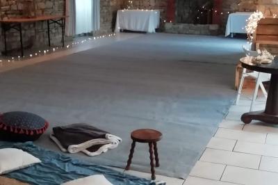 Miniature Location salle La Couyère (Ille-et-Vilaine) - La Demeure du Pont #2 Salle de réception lumineuse avec murs en pierre, tables rondes dressées de nappes blanches et décorations simples.