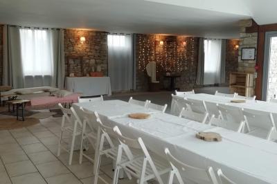 Miniature Location salle La Couyère (Ille-et-Vilaine) - La Demeure du Pont #5 Salle de réception lumineuse avec murs en pierre, tables rondes dressées de nappes blanches et décorations simples.