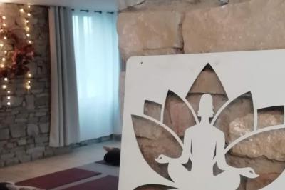 Miniature Location salle La Couyère (Ille-et-Vilaine) - La Demeure du Pont #8 Salle de réception lumineuse avec murs en pierre, tables rondes dressées de nappes blanches et décorations simples.