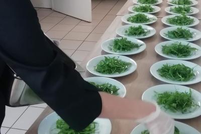 Miniature Location salle La Couyère (Ille-et-Vilaine) - La Demeure du Pont #9 Salle de réception lumineuse avec murs en pierre, tables rondes dressées de nappes blanches et décorations simples.