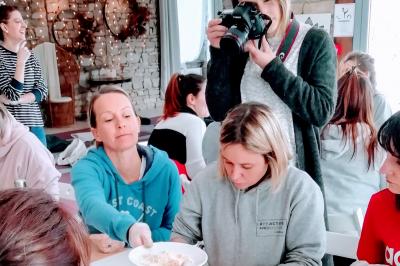 Miniature Location salle La Couyère (Ille-et-Vilaine) - La Demeure du Pont #10 Salle de réception lumineuse avec murs en pierre, tables rondes dressées de nappes blanches et décorations simples.