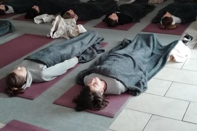 Miniature Location salle La Couyère (Ille-et-Vilaine) - La Demeure du Pont #11 Salle de réception lumineuse avec murs en pierre, tables rondes dressées de nappes blanches et décorations simples.