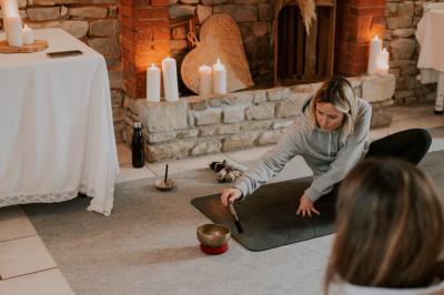 Miniature Location salle La Couyère (Ille-et-Vilaine) - La Demeure du Pont #13 Salle de réception lumineuse avec murs en pierre, tables rondes dressées de nappes blanches et décorations simples.