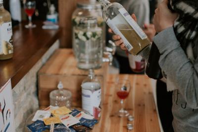 Miniature Location salle La Couyère (Ille-et-Vilaine) - La Demeure du Pont #14 Salle de réception lumineuse avec murs en pierre, tables rondes dressées de nappes blanches et décorations simples.