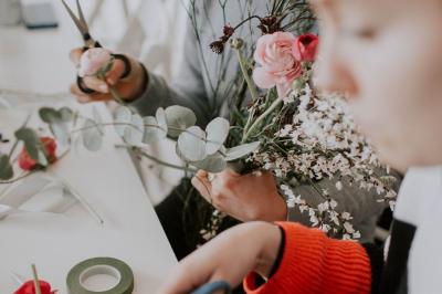 Miniature Location salle La Couyère (Ille-et-Vilaine) - La Demeure du Pont #16 Salle de réception lumineuse avec murs en pierre, tables rondes dressées de nappes blanches et décorations simples.
