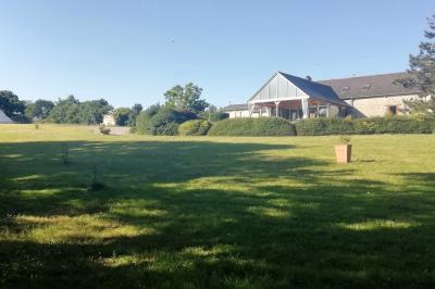 Miniature Location salle La Couyère (Ille-et-Vilaine) - La Demeure du Pont #17 Salle de réception lumineuse avec murs en pierre, tables rondes dressées de nappes blanches et décorations simples.