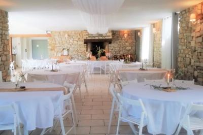 Miniature Location salle La Couyère (Ille-et-Vilaine) - La Demeure du Pont #19 Salle de réception lumineuse avec murs en pierre, tables rondes dressées de nappes blanches et décorations simples.