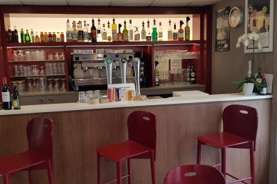 Façade de la cathédrale gothique d'Amiens avec ses portails sculptés, ses rosaces et ses tours imposantes.