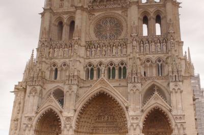 Façade de la cathédrale gothique d'Amiens avec ses portails sculptés, ses rosaces et ses tours imposantes.