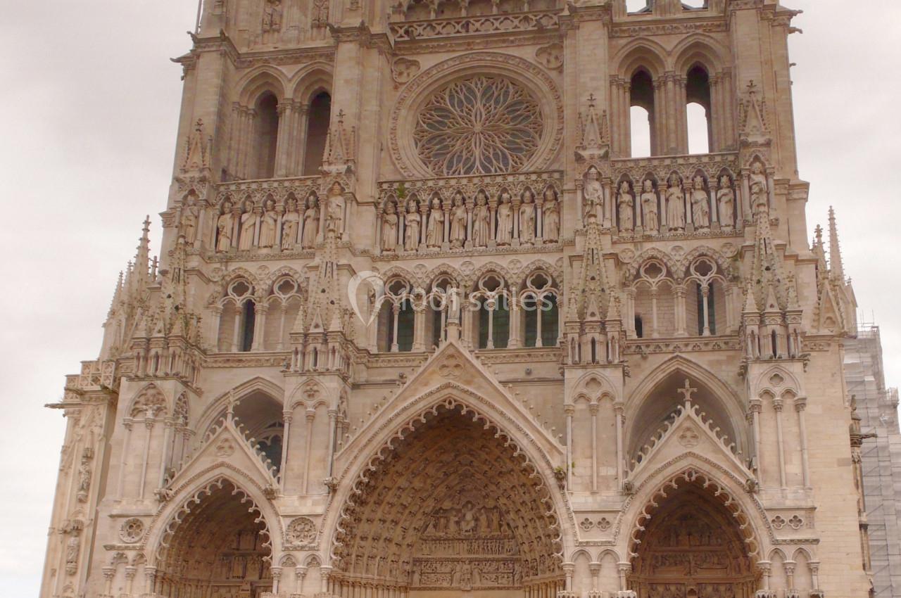 Façade de la cathédrale gothique d'Amiens avec ses portails sculptés, ses rosaces et ses tours imposantes.