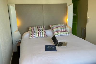 Façade de la cathédrale gothique d'Amiens avec ses portails sculptés, ses rosaces et ses tours imposantes.