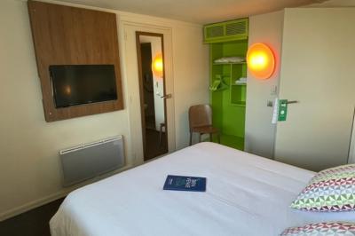 Façade de la cathédrale gothique d'Amiens avec ses portails sculptés, ses rosaces et ses tours imposantes.