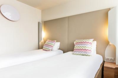 Façade de la cathédrale gothique d'Amiens avec ses portails sculptés, ses rosaces et ses tours imposantes.