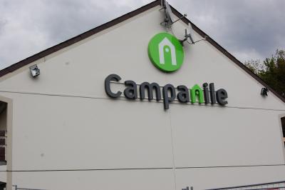 Façade de la cathédrale gothique d'Amiens avec ses portails sculptés, ses rosaces et ses tours imposantes.